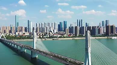 城市车流穿梭立交桥视频的预览图